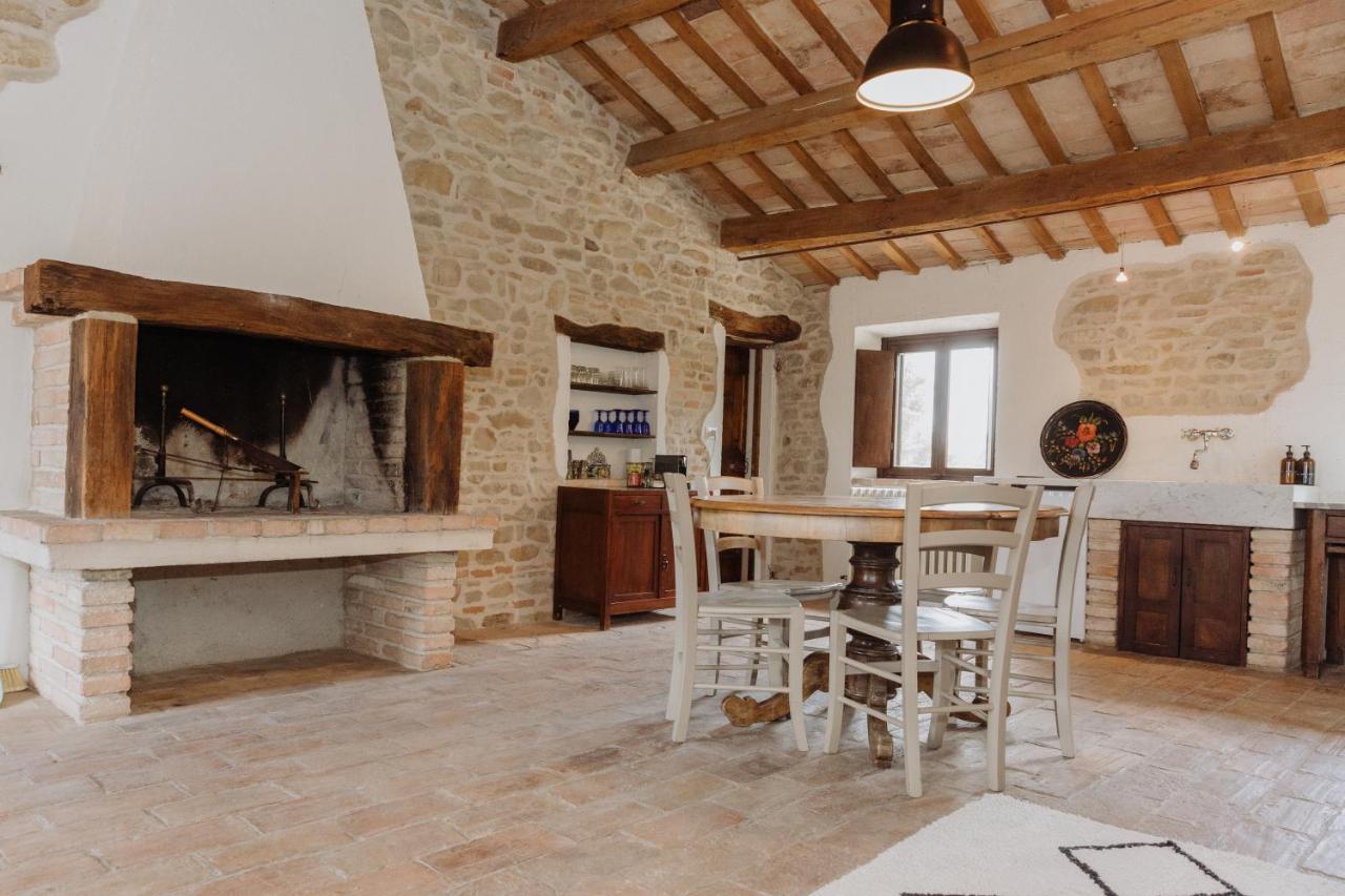 Agriturismo Qui Voglio Monte Roberto Esterno foto